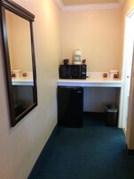 Escritorio, tabla de planchar con plancha, wifi gratis y ropa de cama