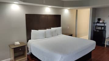 Una cama bien hecha con sábanas blancas en una habitación de hotel.