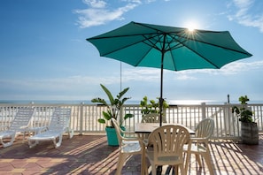 Terrace/patio - Boardwalk Inn and Suites (Daytona Beach)