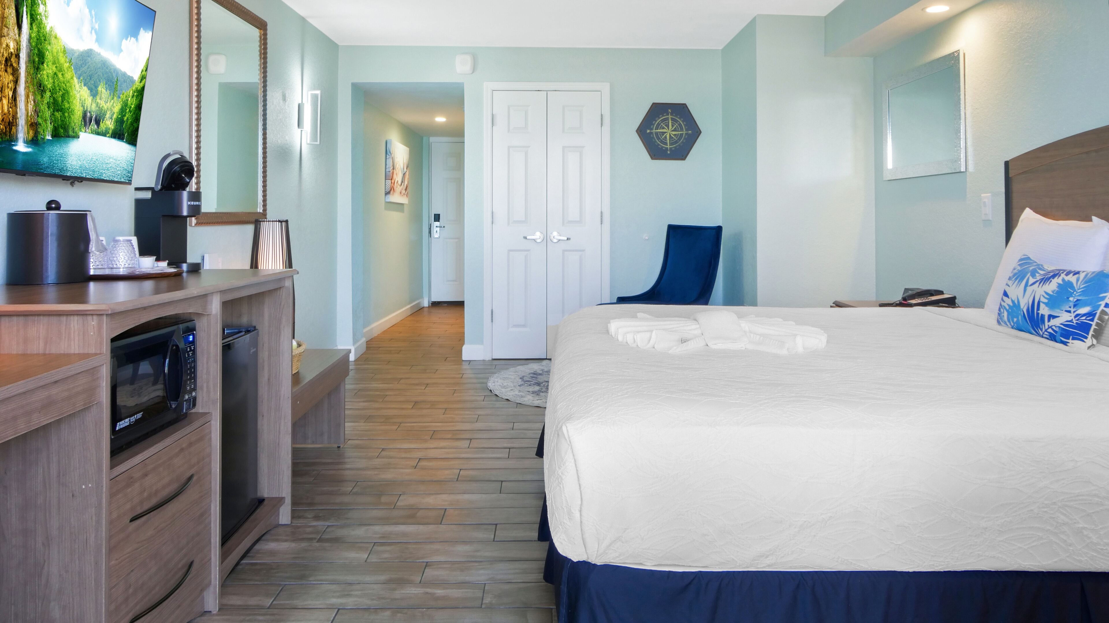 Room,1 King Bed, Oceanfront | Cortinas blackout, tabla de planchar con plancha y cuna de viaje 