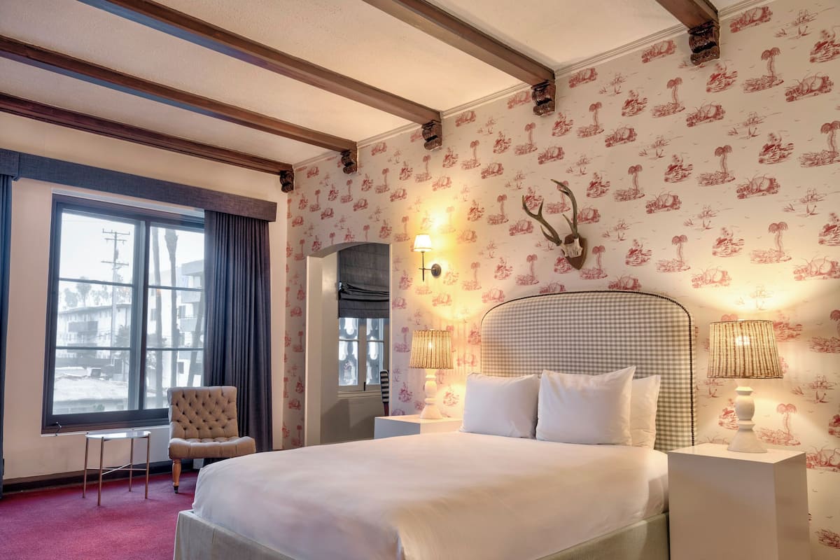 Grand Studio, 1 Queen Bed | Internet, bed sheets