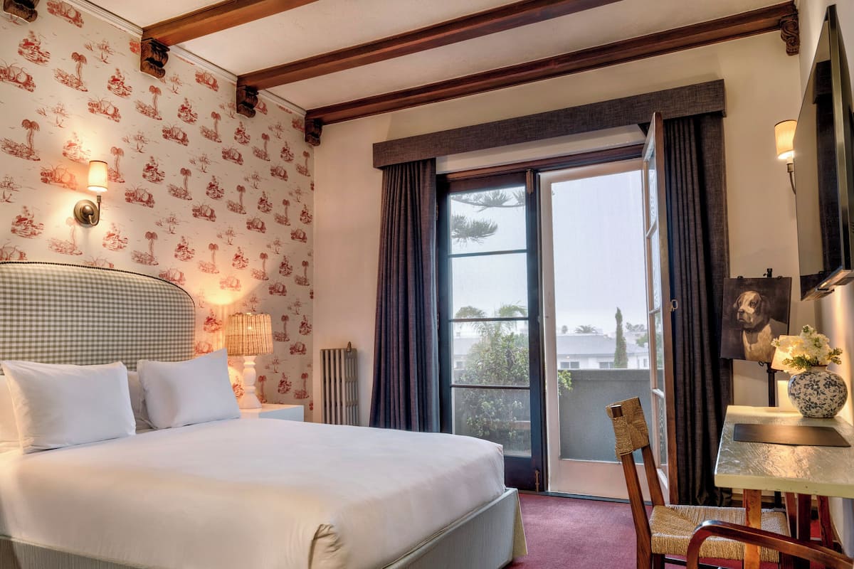 Classic Room, 1 Queen Bed | Internet, bed sheets