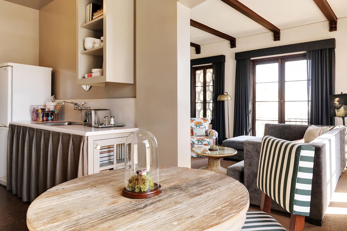 executive suite, 1 king bed (one bedroom residence) | private kitchen | coffee/tea maker