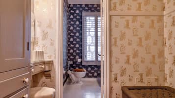 Un baño con inodoro, lavamanos y un armario.