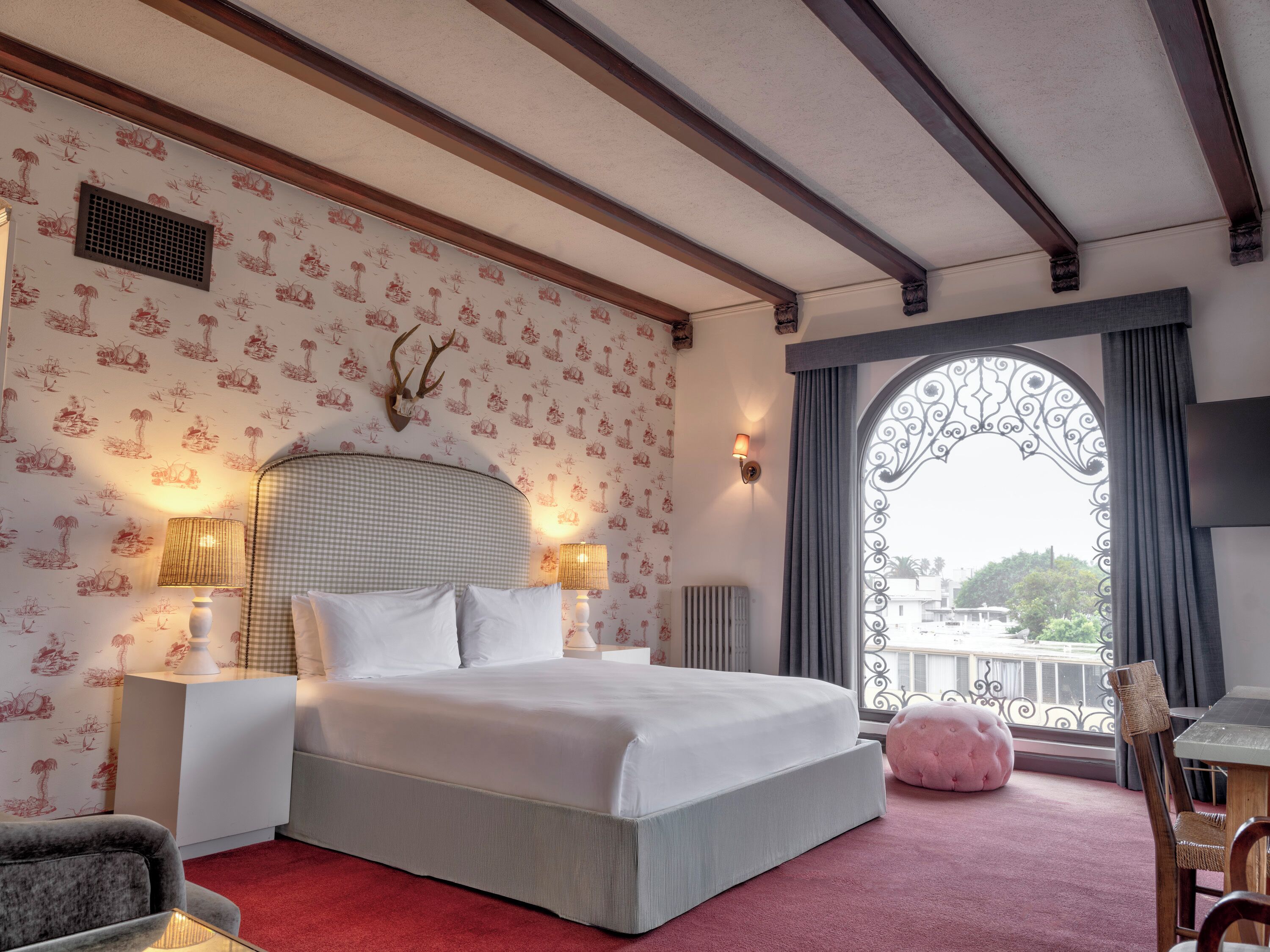 Grand Studio, 1 King Bed | Internet, bed sheets