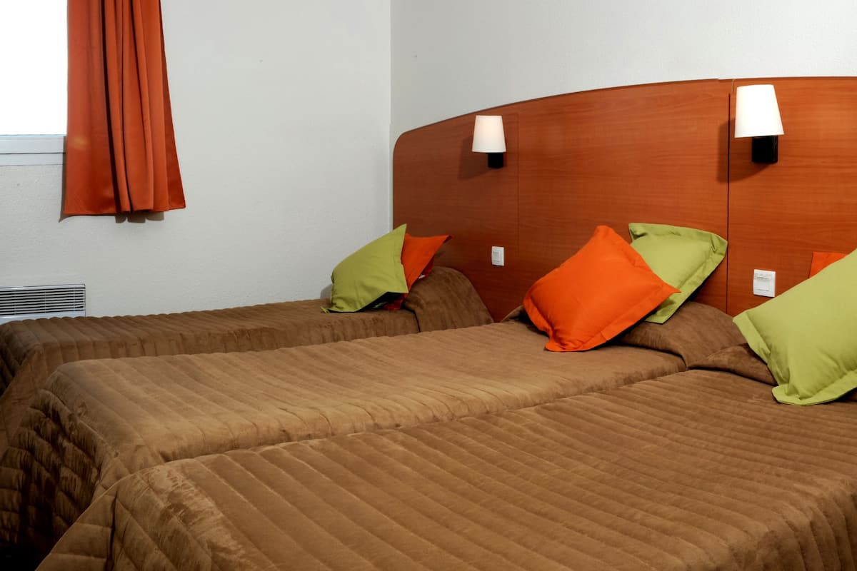 Triple Room | Desk, iron/ironing board (on request), free cots/infant beds, free WiFi
