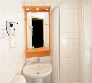 Shower, free toiletries, hair dryer, towels - Balladins Aulnay Garonor (LE BLANC MESNIL /PARIS)