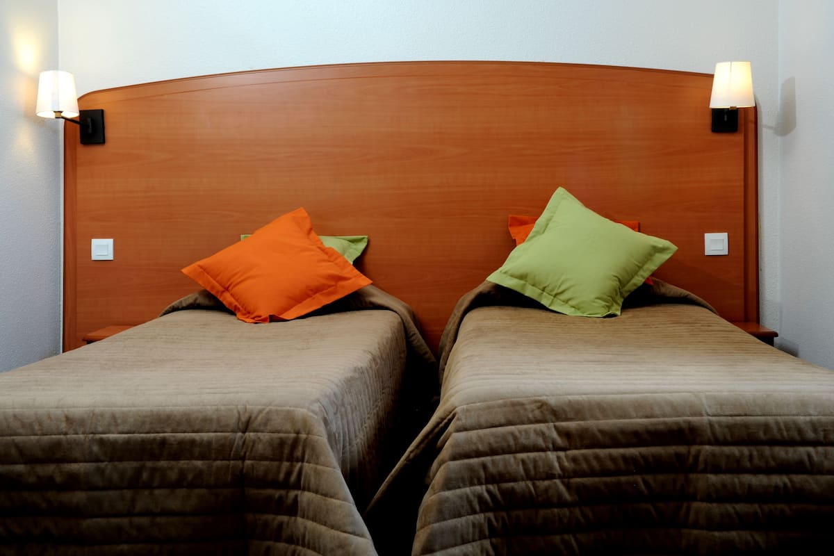 Twin room | Desk, iron/ironing board (on request), free cots/infant beds, free WiFi
