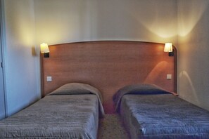 Habitació triple | Escriptori, planxa i posts de planxar i bressols gratuïts