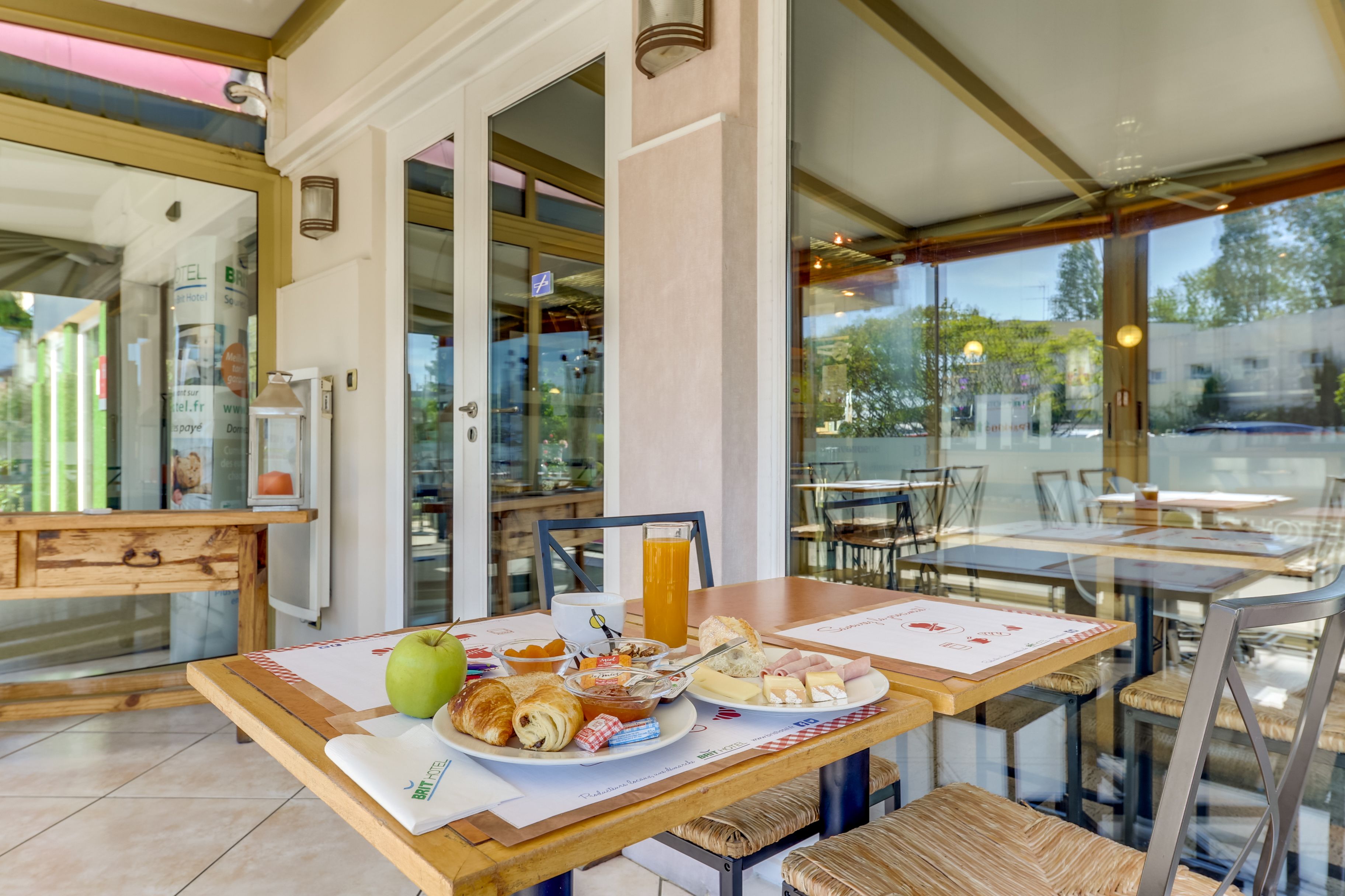 Desayuno buffet (EUR 9 por persona) 