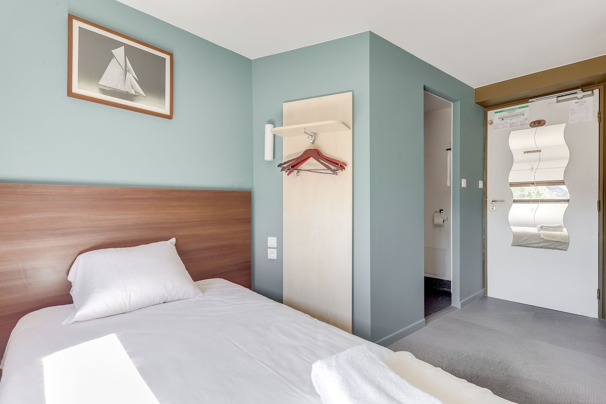 Comfort Single Room | Premium bedding, desk, blackout drapes, WiFi (free)