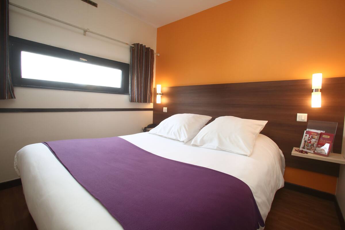 Standard Room, 1 Double Bed | Premium bedding, desk, blackout drapes, WiFi (free)