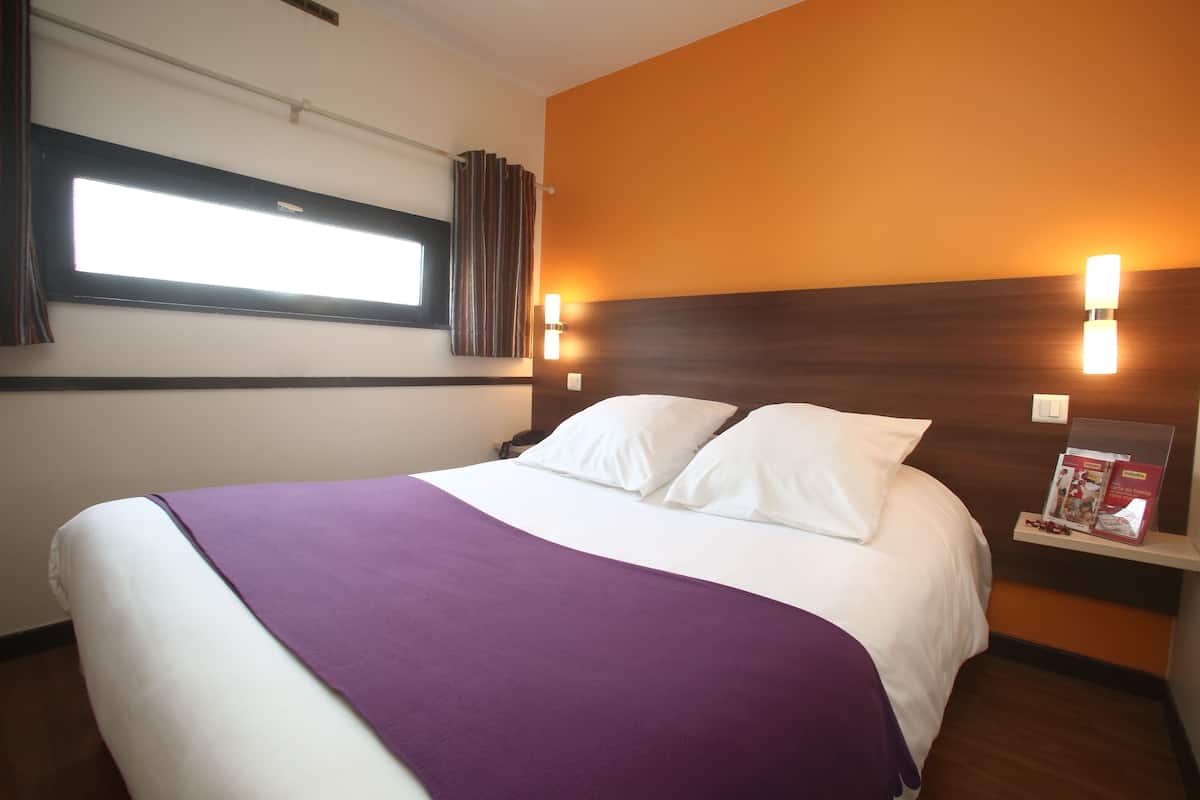 Habitación estándar, 1 cama matrimonial | Ropa de cama de alta calidad, escritorio y cortinas blackout