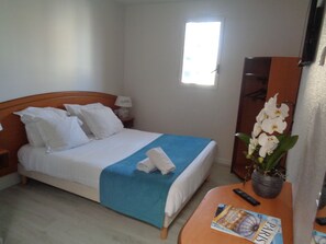 Een bureau, verduisterende gordijnen, geluiddichte muren