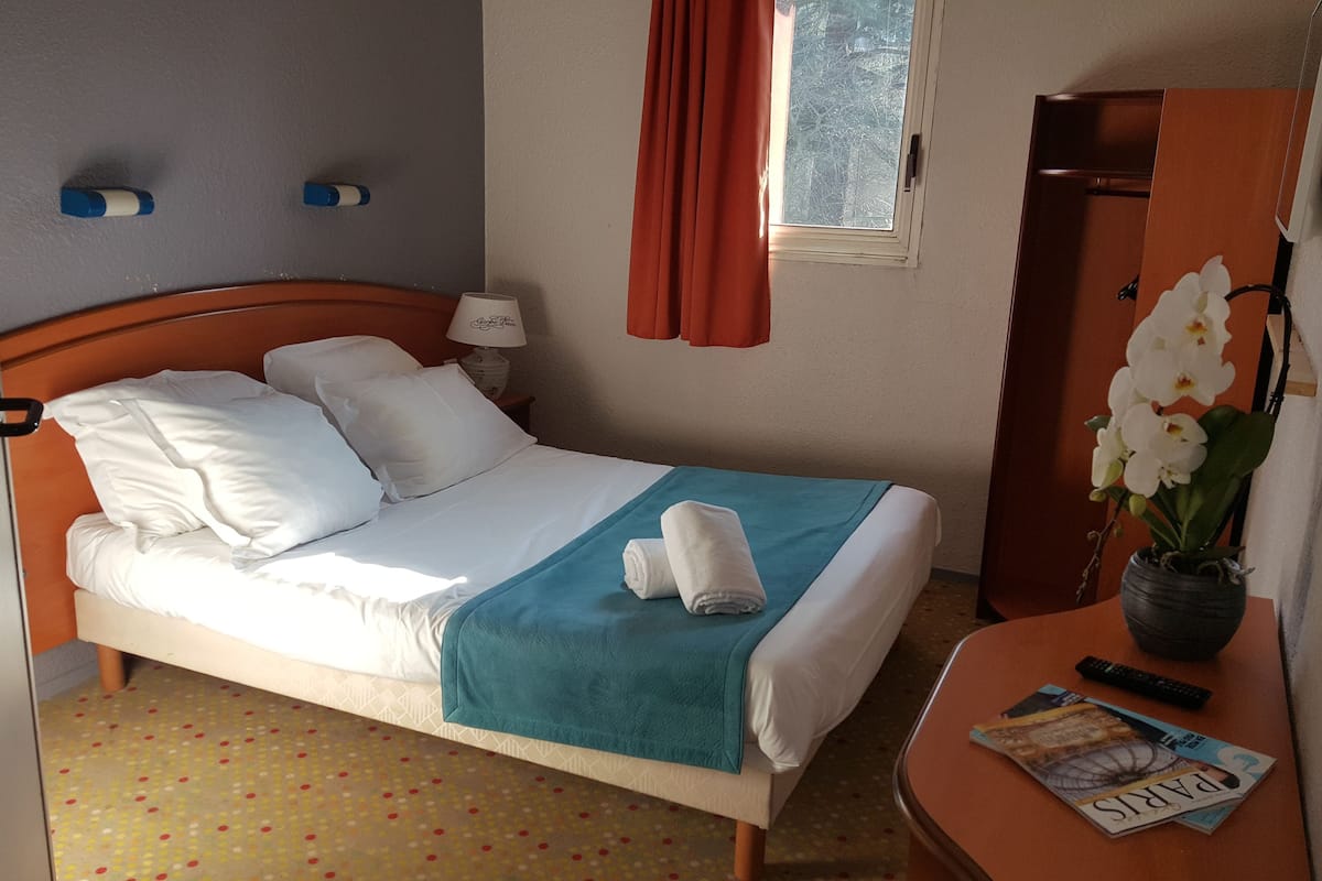 Schreibtisch, VerdunkelungsvorhÀnge, schallisolierte Zimmer