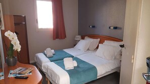Desk, blackout curtains, soundproofing, iron/ironing board - Hôtel initial by Balladins Torcy/Marne la Vallée (Torcy)