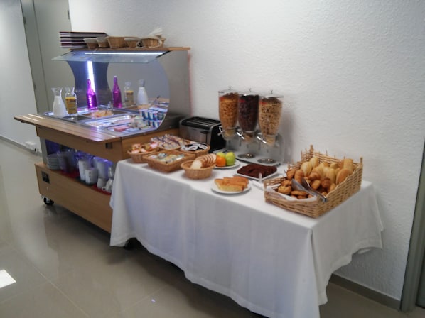 Dagelijks ontbijtbuffet (EUR 8 per persoon)