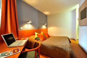 Double Room | Premium bedding, desk, iron/ironing board, free WiFi - Hotel & Residence Moissy (Moissy-Cramayel)