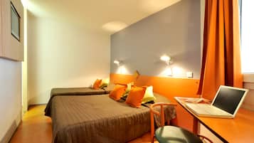 Chambre avec lits jumeaux | Literie de qualité supérieure, bureau, fer et planche à repasser