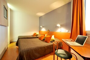 Premium bedding, desk, iron/ironing board, free WiFi - Hotel & Residence Moissy (Moissy-Cramayel)