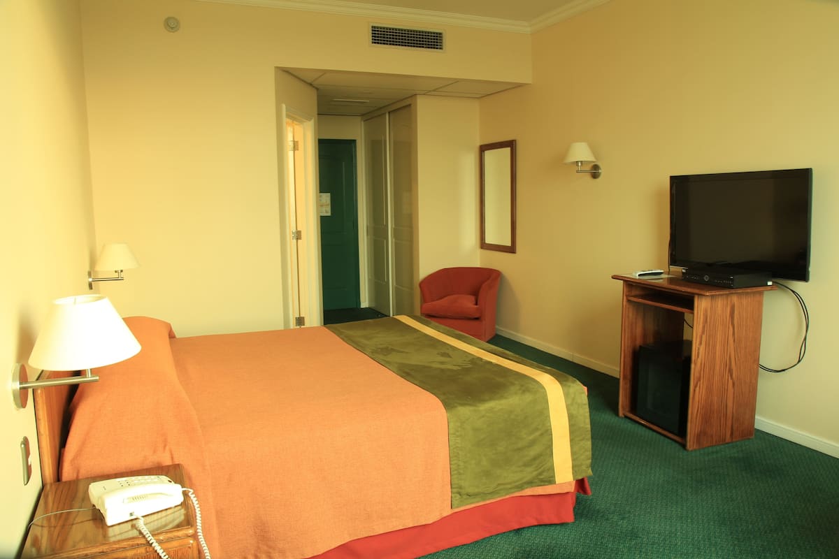 double room, 1 double bed | minibar, in-room safe, desk, soundproofing