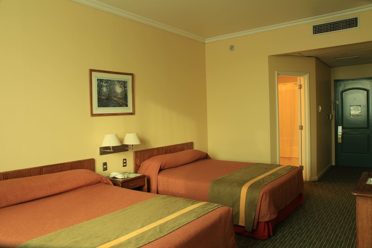 Doppelzimmer, 2 Doppelbetten | Minibar, Zimmersafe, Schreibtisch, schallisolierte Zimmer