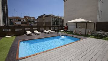 Una piscina al aire libre (de 10:00 a 20:00), tumbonas