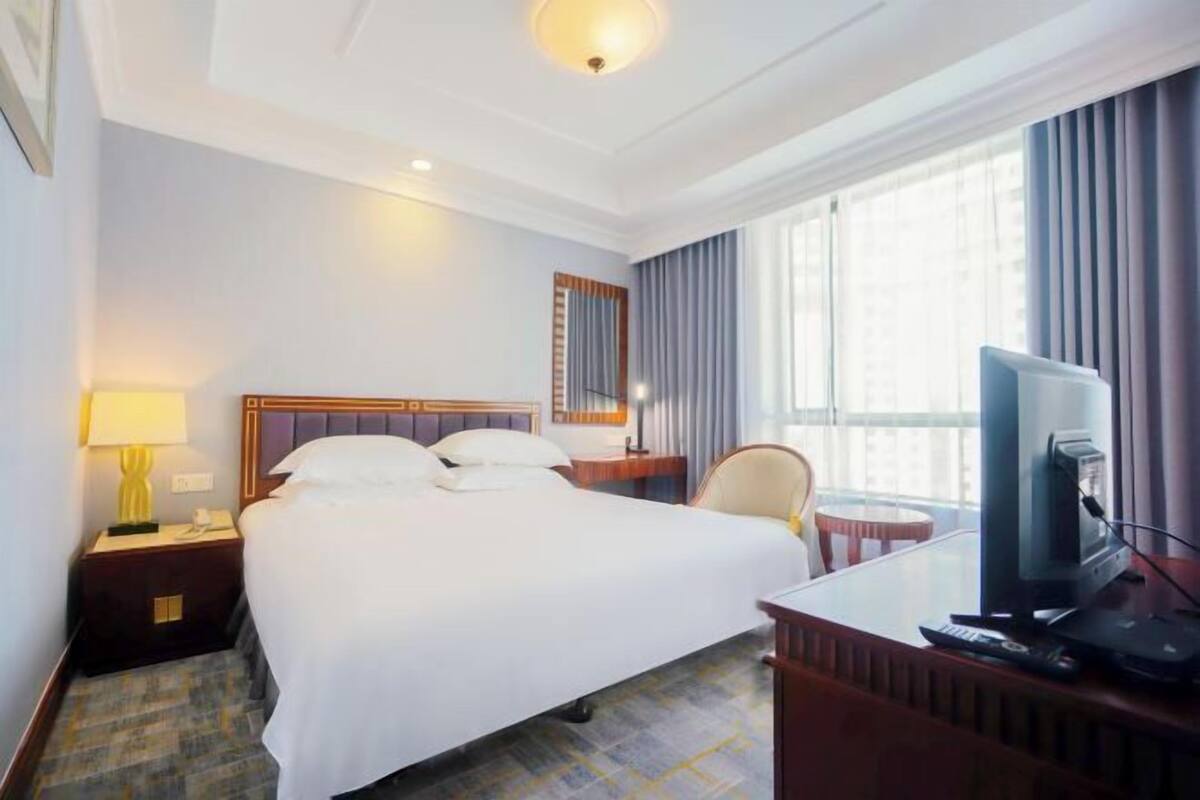 Down comforters, minibar, in-room safe, desk