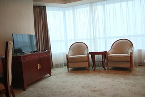 Cubrecamas, minibar, caja de seguridad en la habitación y escritorio 