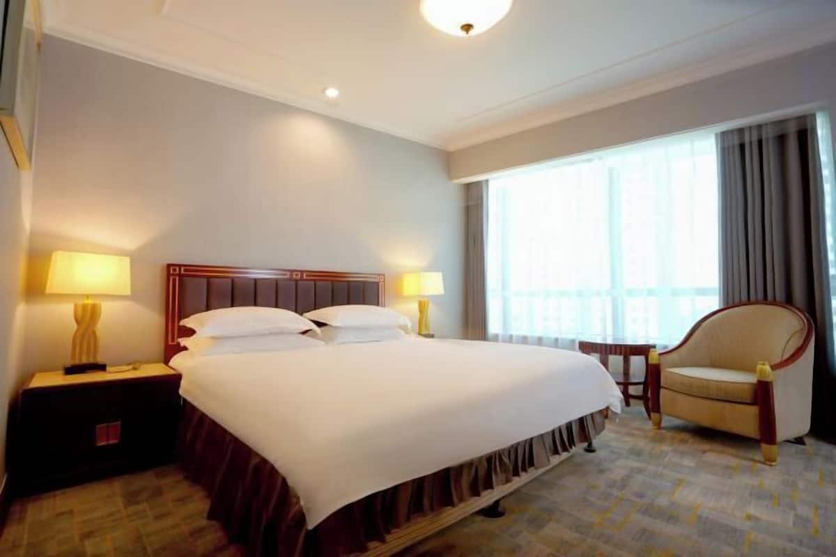 Down comforters, minibar, in-room safe, desk