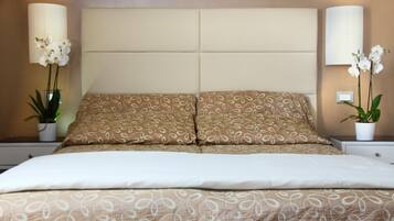 Minibar, Zimmersafe, Schreibtisch, Verdunkelungsvorhänge