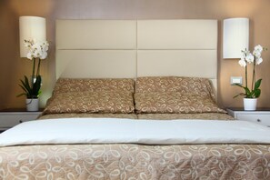 Minibar, Zimmersafe, Schreibtisch, Verdunkelungsvorhänge