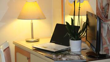 Minibar, Zimmersafe, Schreibtisch, Verdunkelungsvorhänge