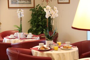 Desayuno continental diario (EUR 12.00 por persona)