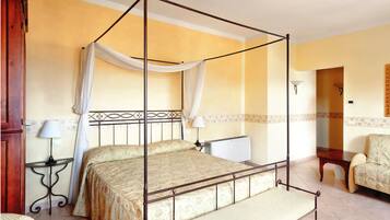 Zimmersafe, Schreibtisch, laptopgeeigneter Arbeitsplatz