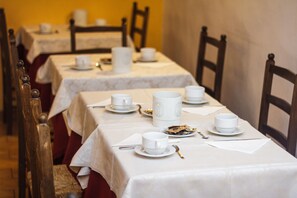 Se ofrece un desayuno bufé todos los días (por un coste adicional)