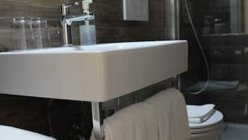 Een douche, gratis toiletartikelen, een haardroger, een bidet