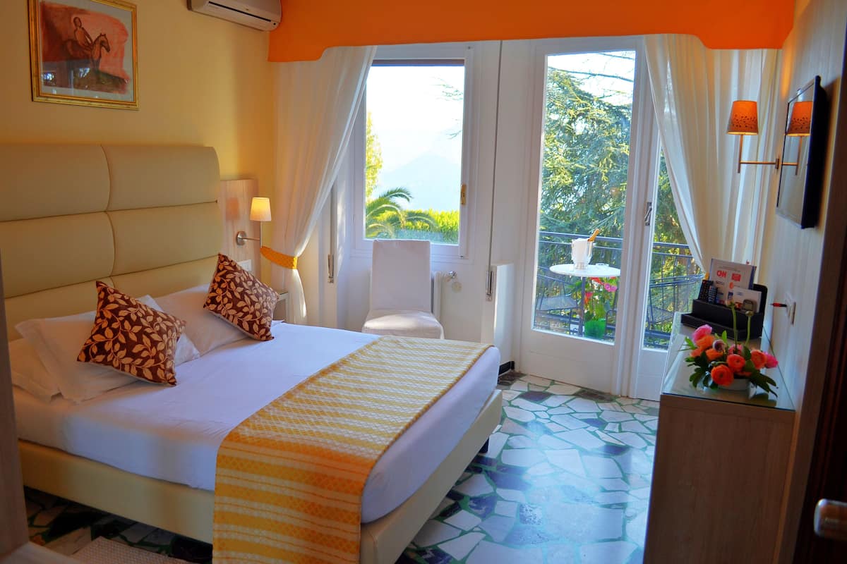 Ropa de cama hipoalergénica y minibar 