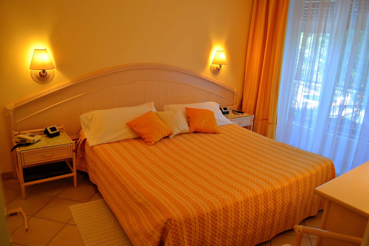 Ropa de cama hipoalergénica y minibar 