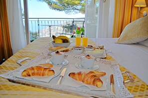 Hypoallergeen beddengoed, een minibar, een kluis op de kamer, een bureau
