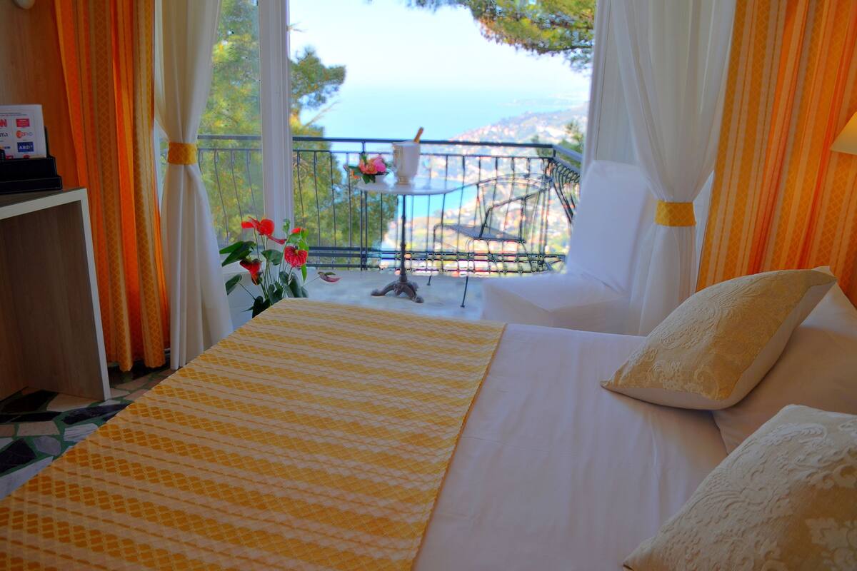 Ropa de cama hipoalergénica y minibar 