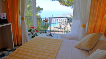 Standard-dobbeltværelse - havudsigt | 1 soveværelse, allergivenligt sengetøj, minibar, pengeskab på værelset