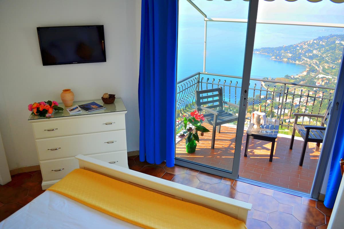1 bedroom, hypo-allergenic bedding, minibar, in-room safe