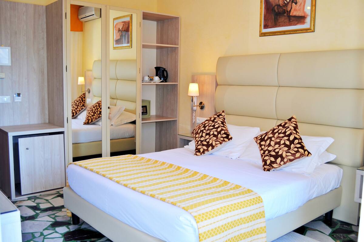 Ropa de cama hipoalergénica y minibar 