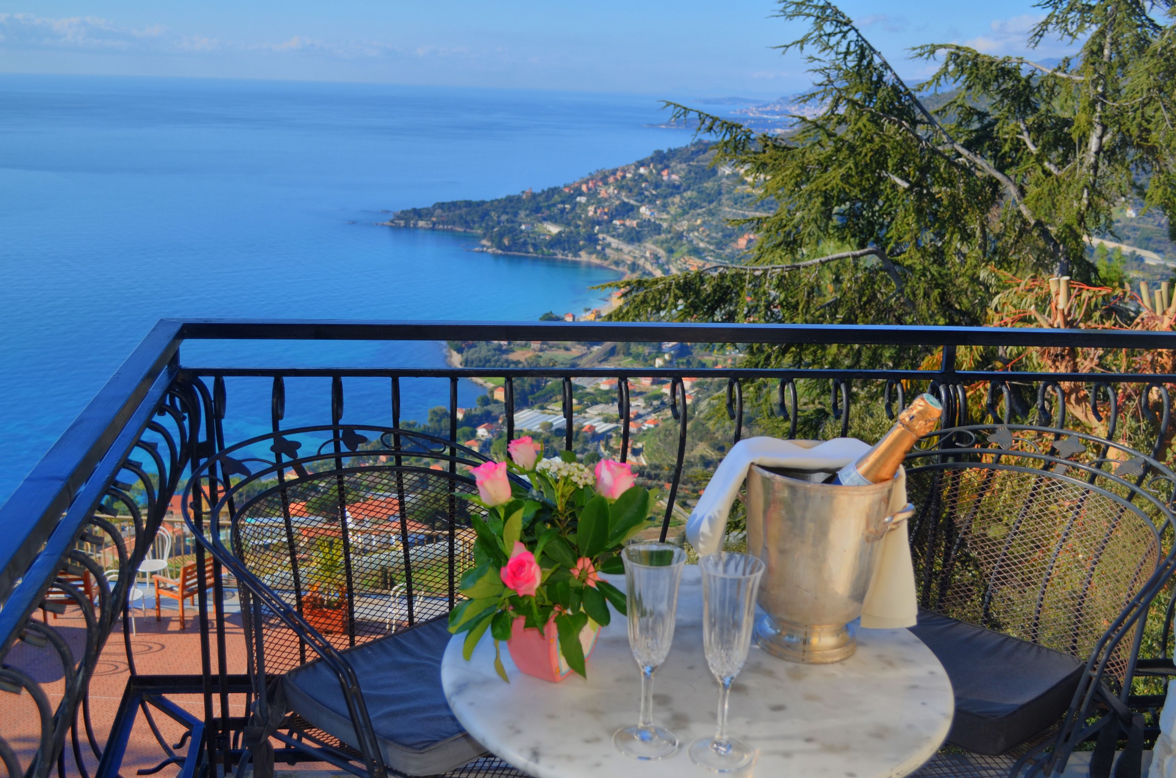 Petit déjeuner, déjeuner et dîner servis sur place, vue sur la piscine