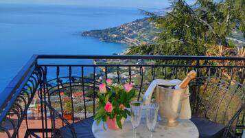 Der serveres morgenmad, frokost og lokale retter med udsigt til poolen