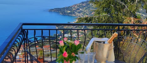 Frukost och lunch serveras, med utsikt mot poolen