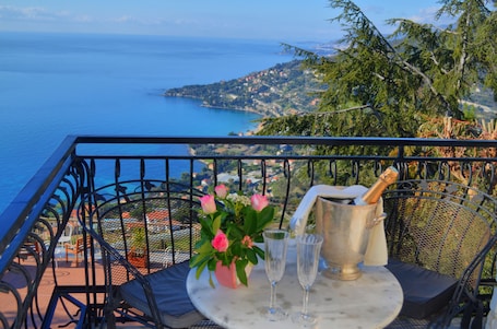Petit déjeuner, déjeuner et dîner servis sur place. La Riserva di Castel d'Appio