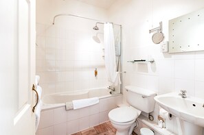 Superior Double Room | Bathroom | Towels