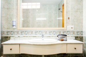 Kombinert dusj/badekar, miljøvennlige toalettsaker, hårføner og håndklær